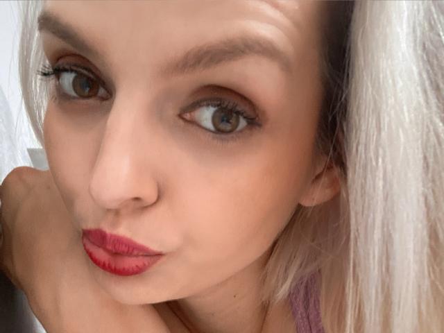 DouceAmelia - Live sex cam - 16107190