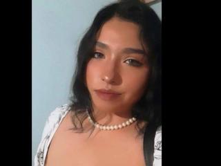 EmilyScoott - Young women - 25 years old