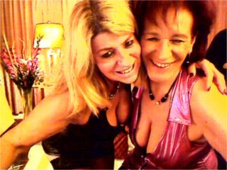 SweetDuoHot - Chat exciting with this European Woman having sex with other woman 