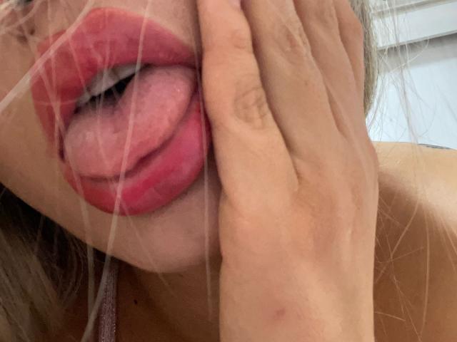 SophieLombardo - Live sex cam - 17938610