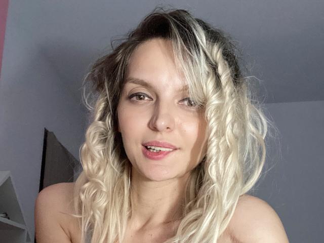 DouceAmelia - Sexe cam en vivo - 18122370
