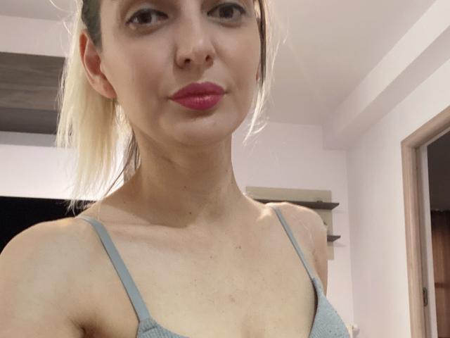 DouceAmelia - Live Sex Cam - 18139434
