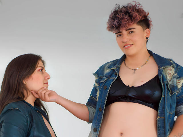 EmilyAndAdelee - Live sex cam - 18195258