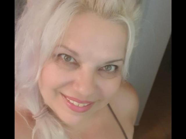 SoniaHotMilf - Live porn &amp; sex cam - 18225670