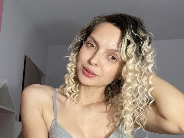 DouceAmelia - Sexe cam en vivo - 18279250