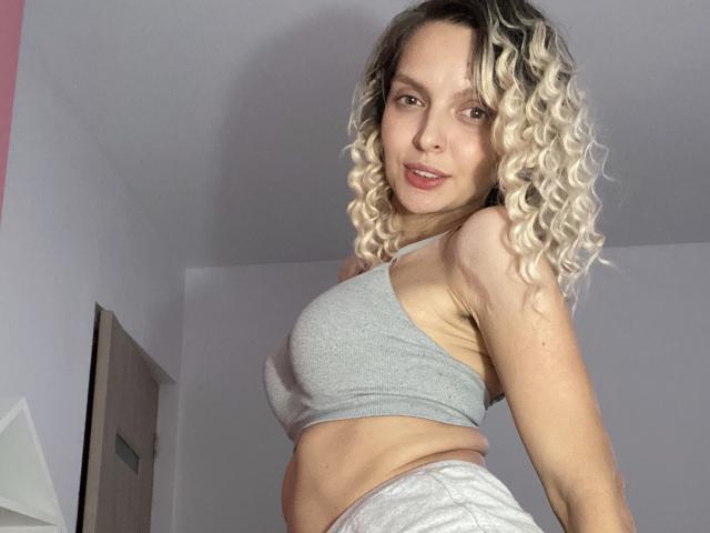 DouceAmelia - Sexe cam en vivo - 18279258