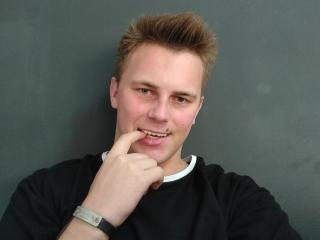 BruceSummer - Live Sex Cam - 18304446