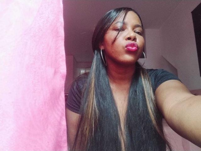 EmiraHot - Live sex cam - 18347598