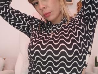 NicolleR - Live sex cam - 18608214