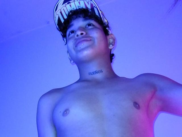 AlexAddams - Live Sex Cam - 18665742