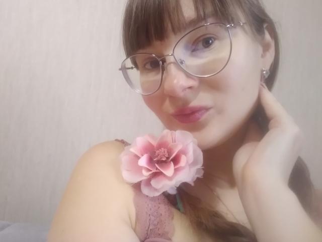 KiraGoldens - Live porn &amp; sex cam - 18783270