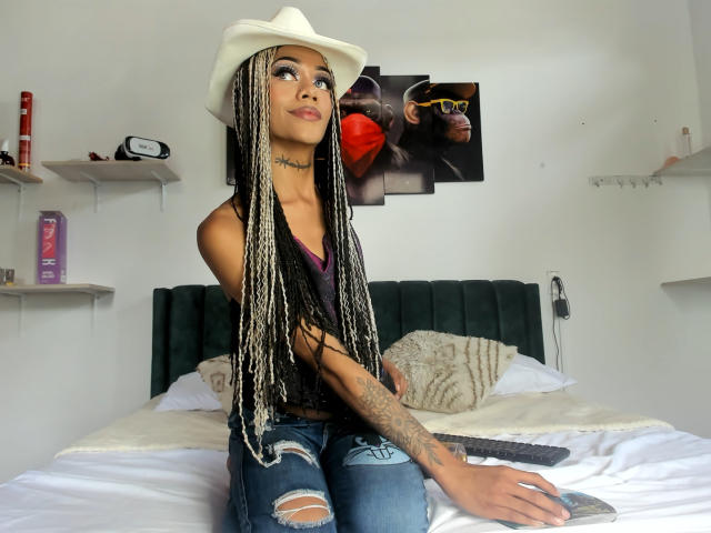 StrawberryCambell69 - Live Sex Cam - 19402930