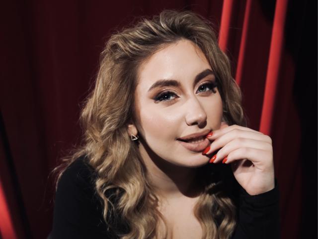 TrissieCaroline - Live sex cam - 19422606