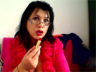 Madellaine69 - Chat x avec une Femmes au sexe complètement tondu sur le service XLove.com 