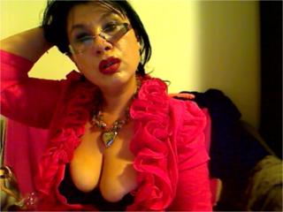 Madellaine69 - Chat cam x with this well rounded Attractive woman 
