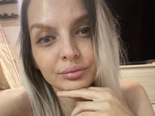 DouceAmelia - Live Sex Cam - 19543934