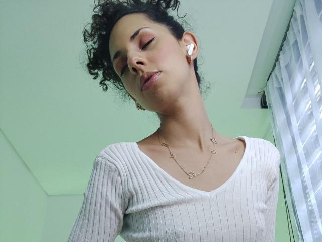 MoniqueCurlz - Live Sex Cam - 19923634