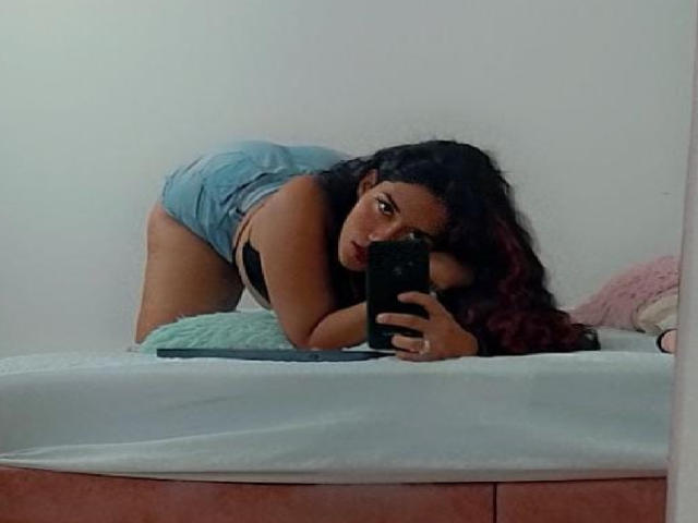 MiaTaylior - Live Sex Cam - 20302426