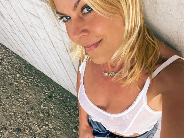 Miley-Weasel - Live sex cam - 20372298