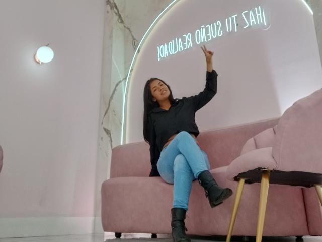 ArianithaXox - Live Sex Cam - 20388394