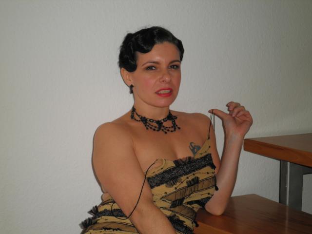 MaitresseGina-hot - Live sex cam - 20392526
