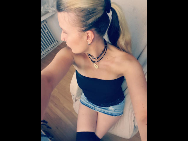 JuleRoxxX-hot - Sexe cam en vivo - 20447402