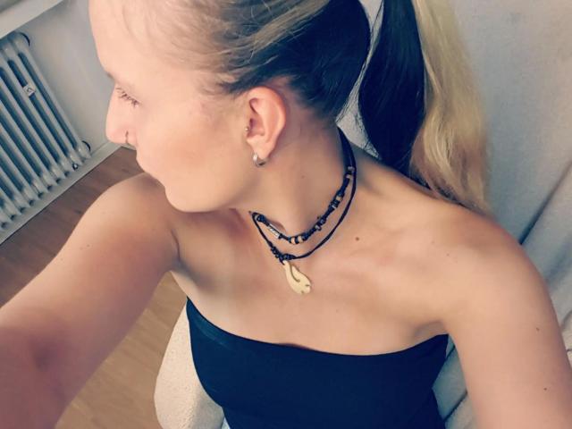 JuleRoxxX-hot - Sexe cam en vivo - 20447414
