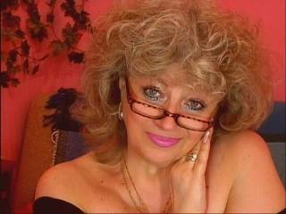 RoyalTits - Webcam live sex with this Hot lady with standard titties 