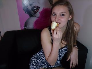 LarissaSexy69 - Chat cam x avec une éclatante femme très sexy avec des seins de rêve sur le service Xlove 