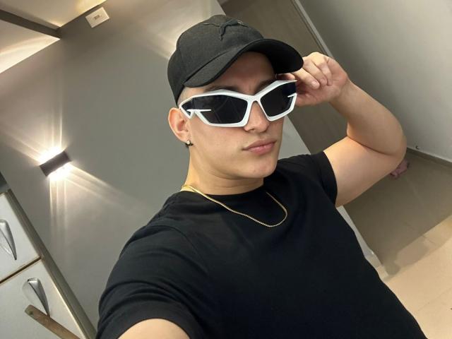 SantiagoXoxo - Live porn &amp; sex cam - 21156586
