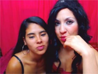 LatinasBi - Webcam x avec cette Lesbienne au décolleté idéal sur le site Boobs cam 