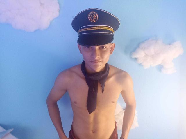 LiamHottestToy - Live porn &amp; sex cam - 21384094