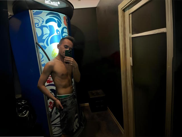 TommyGunLove - Live Sex Cam - 21856857