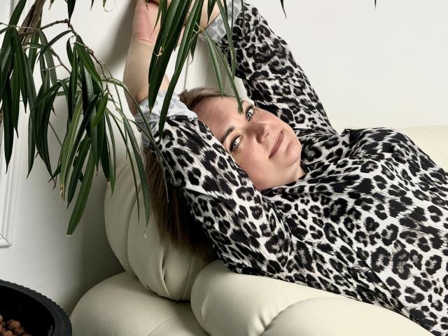 SnezhanaRells - Live Sex Cam - 21967385