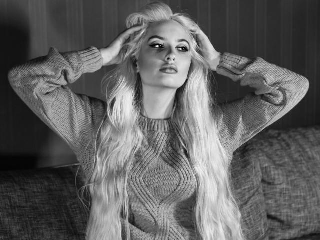 ElzaKomx - Live sex cam - 21976121