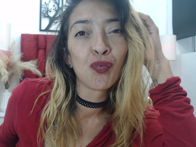 IsaGonzalez - Live Sex Cam - 21995909