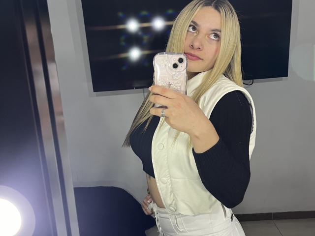 AtheneaRossi - Live Sex Cam - 22044557