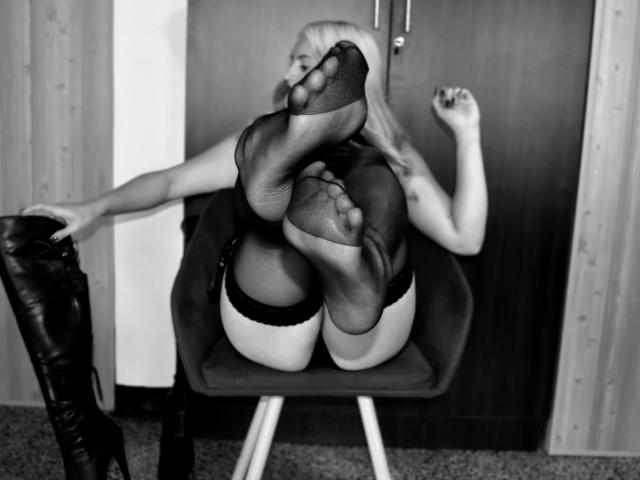 FiorellaStrong - Live sexe cam - 22067525