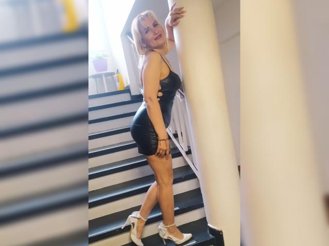 GiuliaAddams - Live Sex Cam - 22096121