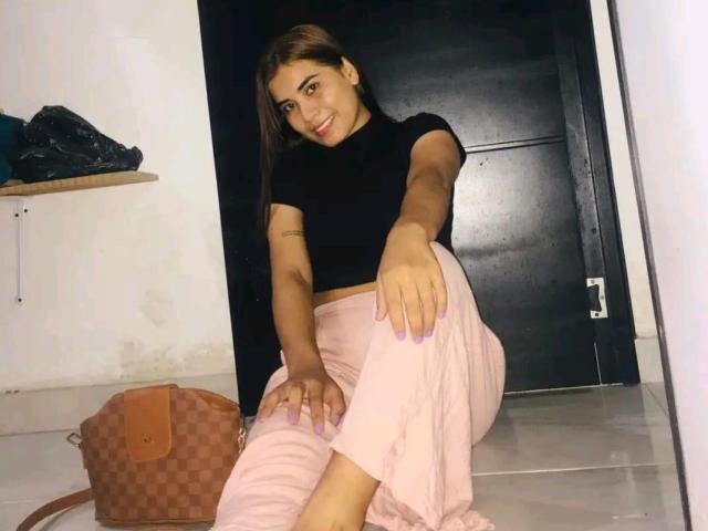 BellaBickers - Live porn &amp; sex cam - 22118997