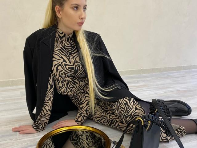 ElzaKomx - Live porn &amp; sex cam - 22121421