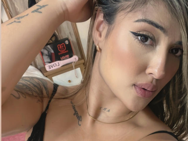 MaeCollins - Live Sex Cam - 22194109