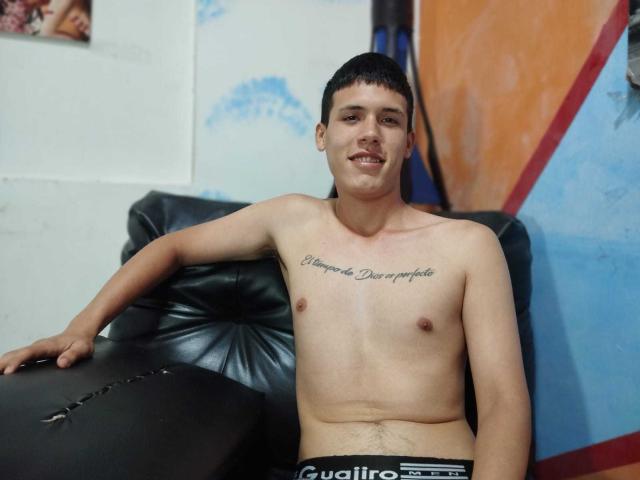 DarwinOrtiz - Live Sex Cam - 22200645