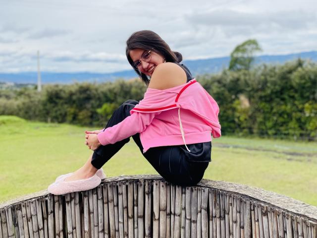 AmelieMuller - Live Sex Cam - 22290105