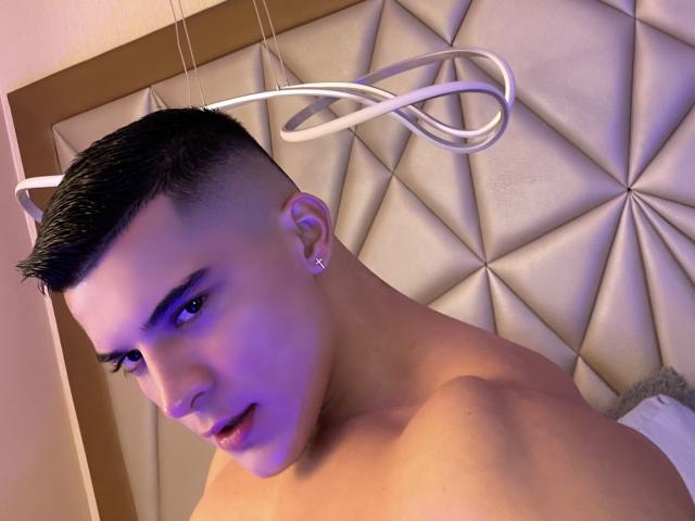 MaximoVega - Live Sex Cam - 22371409