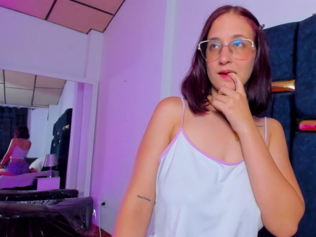 LauraCutee - Live porn &amp; sex cam - 22513065