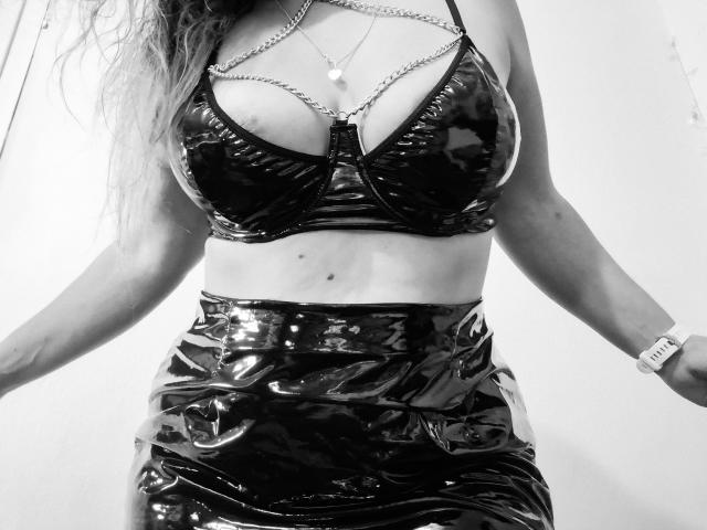 JuliaFrancaise - Live sex cam - 22554597