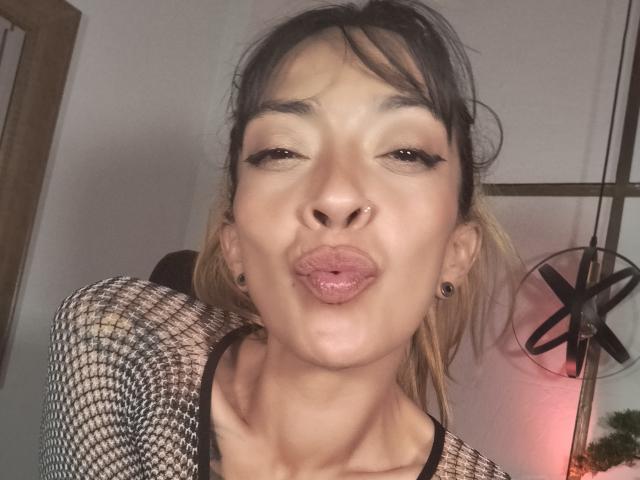 IsaGonzalez - Live sex cam - 22722505