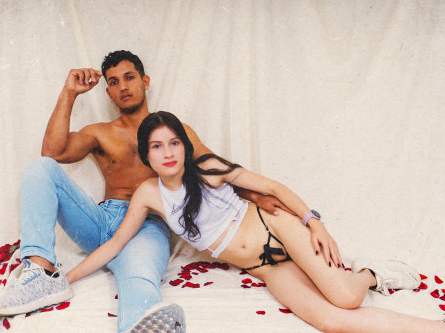 EmilyAndMaximo - Live sex cam - 22811109