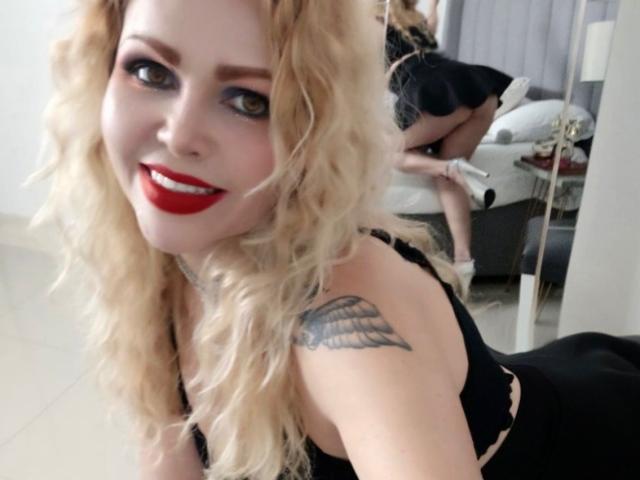 AnnaRichie - Live Sex Cam - 22819505